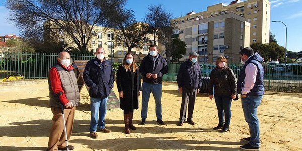 El Ayuntamiento habilita una nueva área de esparcimiento canino de 472 metros cuadrados en La Oliva en el distrito Sur con un completo conjunto de juegos