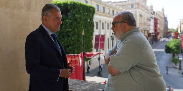 Alex de la Iglesia visita el Ayuntamiento de Sevilla