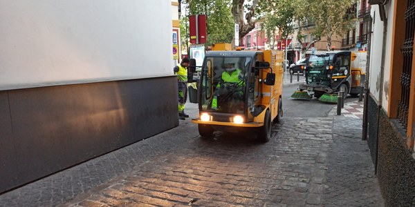 El Ayuntamiento incorpora turnos de mañana, tarde y noche para los trabajos de retirada de la cera de la Semana Santa por parte de Lipasam y ha actuado ya sobre una superficie equivalente a más de seis campos de fútbol