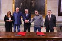 El alcalde firma el nuevo convenio colectivo de Lipasam hasta 2027, aprobado por mayoría absoluta por los trabajadores