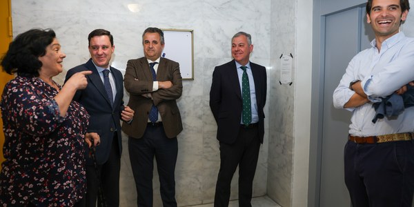 El alcalde Sanz culmina el primero de los ocho ascensores a los que se comprometió en Cross Pirotecnia