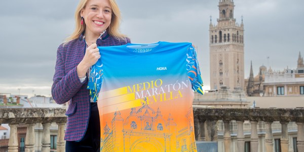 El Ayuntamiento acoge la presentación de la camiseta del Medio Maratón de Sevilla 2026 que contará con 20 000 participantes