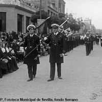 19. Procesión con motivo de la celebración del Congreso Mariano Hispanoamericano. Guión de la carabela Santa María y bandera de los Reyes Católicos desfilando por el tramo final de la avenida de la Constitución.19 de mayo de 1929. ©ICAS-SAHP, Fototeca Municipal de Sevilla, fondo Serrano