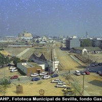Obras para la EXPO’92. Apertura de la nueva Ronda de Triana. La cruza perpendicularmente la calle Manuel Arellano. ©ICAS-SAHP, Fototeca Municipal de Sevilla, fondo Gasán