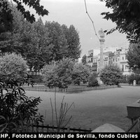 Vista general de la Alameda de Hércules con las nuevas zonas ajardinadas que se acometieron en 1964.  ©ICAS-SAHP, Fototeca Municipal de Sevilla, fondo Cubiles