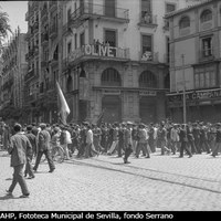 Manifestación de trabajadores en protesta por el intento de golpe de estado del general Sanjurjo. Los asistentes marchan por la Campana en dirección a la calle Martín Villa. Resultó ser un fallido intento contra el gobierno de la Segunda República ocurrido en la madrugada del 10 de agosto de 1932. ©ICAS-SAHP, Fototeca Municipal de Sevilla, fondo Serrano