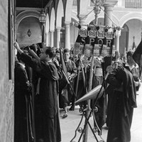 Nazarenos del tramo del Senatus en las galerías interiores del patio universitario de la calle Laraña. 1962 ©ICAS-SAHP, Fototeca Municipal de Sevilla, fondo Serrano