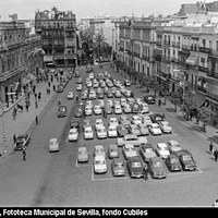 Una imagen general de la plaza de San Francisco nos muestra el aparcamiento central habilitado con el propósito de aligerar la circulación con la Plaza Nueva y alrededores. El comunicado de la Policía Municipal de Tráfico se publicó en prensa el 9 de abril de 1967. ©ICAS-SAHP, Fototeca Municipal de Sevilla, fondo Cubiles