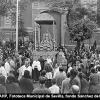 Procesión de la Virgen de las Aguas, datada en la segunda mitad del siglo XIII, saliendo de su sede de la iglesia Colegial del Salvador. Por su característico paso de tumbilla se le confunde con su coetánea, la Virgen de los Reyes. 1928 ©ICAS-SAHP, Fototeca Municipal de Sevilla, fondo Sánchez del Pando 