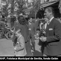 Ambiente de domingo tras la misa en la iglesia de la plaza del Salvador. 1950 ©ICAS-SAHP, Fototeca Municipal de Sevilla, fondo Gelán