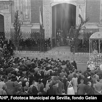 Primera salida hacia la aldea almonteña de la Hermandad del Rocío de Sevilla. Como carreta fue utilizado el palio de tumbilla de la Virgen de las Aguas del Salvador. El histórico momento justificaba la expectación en  la plaza. 1951 ©ICAS-SAHP, Fototeca Municipal de Sevilla, fondo Gelán