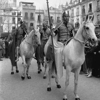 La Centuria a caballo del Santo Entierro abriendo el desfile por la plaza del Salvador. En 1956 realizaría la estación de penitencia por primera vez en Sábado Santo.  ©ICAS-SAHP, Fototeca Municipal de Sevilla, fondo Serrano