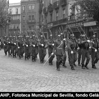 Desfile de los efectivos militares que rindieron honores durante los actos por la festividad de la Inmaculada Concepción, patrona del Arma de Infantería en la plaza del Salvador. Diciembre 1959. ©ICAS-SAHP, Fototeca Municipal de Sevilla, fondo Gelán