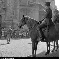 Expectación ante el paso de la procesión del Corpus Christi. Junio 1960  ©ICAS-SAHP, Fototeca Municipal de Sevilla, fondo Manuel de Arcos 