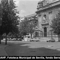 Aspecto que presentaba la plaza a principios de la década de 1960 cuando se colocó un adoquín más pequeño en todo el pavimento del entorno.  ©ICAS-SAHP, Fototeca Municipal de Sevilla, fondo Serrano