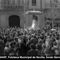 Procesión de la Virgen del Rocío del Salvador tras haber asistido  al centro misional ubicado en el monasterio de San Jerónimo durante la Santa Misión. Con tal motivo estrenó el templete que hoy luce en sus habituales salidas del 22 de diciembre. Febrero 1965  ©ICAS-SAHP, Fototeca Municipal de Sevilla, fondo Serrano