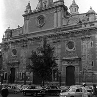 El aumento del tráfico rodado en la confluencia de la calle Villegas con la plaza del Salvador llegó a tal densidad que,  la presencia de un guarda urbano era necesaria para la regulación del mismo. Una plataforma elevada servía de puesto de mando al agente municipal. 1967  ©ICAS-SAHP, Fototeca Municipal de Sevilla, fondo Gelán