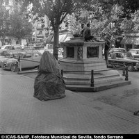 Desmantelamiento de la escultura de Juan Martínez Montañés para su traslado. Inaugurada en 1923, en 1967 y para ganar lugar de aparcamiento en el entorno, se traslada a la  avenida de la Constitución junto a la catedral, para devolverla a su emplazamiento original en 1983.  ©ICAS-SAHP, Fototeca Municipal de Sevilla, fondo Serrano