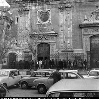 La plaza convertida en un aparcamiento, un caos de circulación en noviembre de 1970.  ©ICAS-SAHP, Fototeca Municipal de Sevilla, fondo Serrano