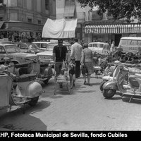 A finales de los años 70 del siglo XX la plaza muestra claras dificultades para la circulación de peatones. Al fondo, aún perdura el rótulo de la calle Gallegos, actual Sagasta desde 1981. ©ICAS-SAHP, Fototeca Municipal de Sevilla, fondo Cubiles