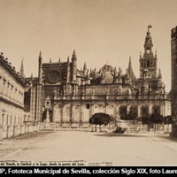 Plaza del Triunfo, fachada sur de la Catedral y Archivo de Indias desde la Puerta del León del Alcázar. A la derecha, adosada al muro, la casa de Juan Diente. [1862-1882] ©ICAS-SAHP, Fototeca Municipal de Sevilla, colección Siglo XIX, foto Laurent.