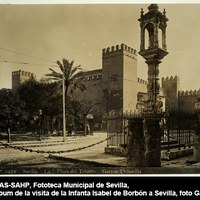Plaza del Triunfo. Monumento al Triunfo, en primer término, puesto de aguas y lienzos norte y oeste de la muralla del Alcázar. Adosada la casa la casa de Juan Diente. ca. 1900. ©ICAS-SAHP, Fototeca Municipal de Sevilla, álbum de la visita de la Infanta Isabel de Borbón a Sevilla, foto Garzón