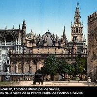 Plaza del Triunfo. Postal en color impresa por el sistema de fotocromo  en la imprenta alemana Purger & Co. (Múnich). La consolidación del turismo en la ciudad despierta el interés de compañías europeas por editar estas postales en fechas tan tempranas. [1901-1905] ©ICAS-SAHP, Fototeca Municipal de Sevilla, álbum de la visita de la Infanta Isabel de Borbón a Sevilla