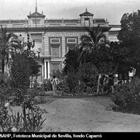 Trabajos de jardinería en la plaza del Triunfo, en el lugar donde se erigirá el monumento a la Inmaculada. Detrás, la casa-palacio de Irureta-Goyena y el establecimiento de aguas azoadas del médico Carlos Voisin. 1895 ©ICAS-SAHP, Fototeca Municipal de Sevilla, fondo Caparró