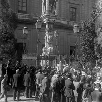 Misa el día de Todos los Santos en el Monumento al Triunfo, construido para conmemorar el Terremoto de Lisboa de 1755. De estilo barroco y situado al costado del Archivo de Indias, está coronado con la figura de una Virgen con Niño, llamada Virgen del Triunfo o Virgen del Patrocinio. 1922. ©ICAS-SAHP, Fototeca Municipal de Sevilla, fondo Sánchez del Pando