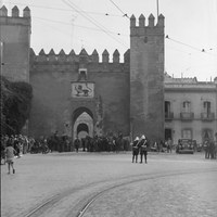 Público congregado en la plaza del Triunfo con motivo del acto de entrega del edificio del Alcázar al Ayuntamiento. En el torreón de la Puerta del León ondea la bandera tricolor. 31 de octubre de 1931. ©ICAS-SAHP, Fototeca Municipal de Sevilla, fondo Sánchez del Pando