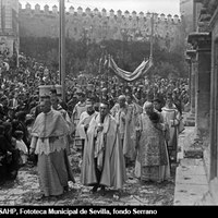 Procesión del Corpus Christi con un recorrido atípico tras la proclamación de la II República. La Sagrada Forma, portada bajo palio, desfila por las gradas de la Catedral. Al fondo, la Plaza del Triunfo con el monumento a la Inmaculada. 4 de junio de 1931. ©ICAS-SAHP, Fototeca Municipal de Sevilla, fondo Serrano