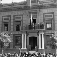 Acto de homenaje a la bandera andaluza en la Diputación Provincial. Numeroso público congregado en la plaza del Triunfo asiste al momento de la izada de la bandera. 30 de octubre de 1932. ©ICAS-SAHP, Fototeca Municipal de Sevilla, fondo Serrano_r_32_116.jpg