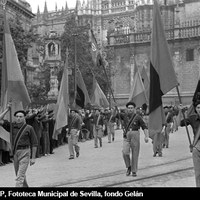 Presentación oficial del Frente de Trabajo de la Jefatura Provincial del Movimiento. Desfile de las centurias en la plaza del Triunfo. 24 de enero de 1943. ©ICAS-SAHP, Fototeca Municipal de Sevilla, fondo Gelán
