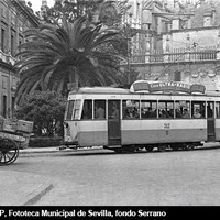 Tranvía circulando por la Plaza del Triunfo. Delante carro de mano de Transportes Cela, S.A., empresa de transporte de mercancías que, entre otros, prestaba servicios de cosarios. ca. 1950. ©ICAS-SAHP, Fototeca Municipal de Sevilla, fondo Serrano