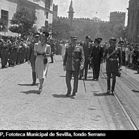Eva Duarte de Perón, primera dama argentina, se dirige a la Catedral para asistir a una Salve ante la Virgen de los Reyes. 17 de junio de 1947. ©ICAS-SAHP, Fototeca Municipal de Sevilla, fondo Serrano