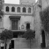 La tienda de antigüedades Casa Linares, en la plaza del Triunfo n. 4, cerrada tras su expropiación para la apertura de la calle Alcazaba, actual calle Joaquín Romero Murube. Septiembre de 1959. ©ICAS-SAHP, Fototeca Municipal de Sevilla, fondo Gelán