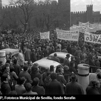 Manifestación multitudinaria a favor del jefe del Estado Francisco Franco y de adhesión al Ejército en la plaza del Triunfo. Convocada por el intento de injerencia de países extranjeros en la política interior española tras el proceso de Burgos a personas acusadas de pertenecer a la organización terrorista ETA. 23 de diciembre de 1970. ©ICAS-SAHP, Fototeca Municipal de Sevilla, fondo Serafín