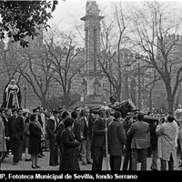 Traslado del Cristo de la Buena Muerte y la Virgen de la Angustia, imágenes titulares de la Hermandad de los Estudiantes, a la Catedral para la celebración del quinario y las conferencias cuaresmales inscritas en los actos del 50 aniversario fundacional de la Hermandad. La comitiva discurre por la plaza del Triunfo. 9 de marzo de 1974. ©ICAS-SAHP, Fototeca Municipal de Sevilla, fondo Serrano