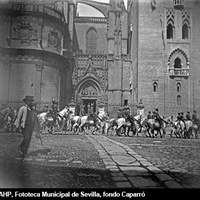 Desfile de tropas a caballo por la plaza Virgen de los Reyes ante la Puerta de Palos de la Catedral. A destacar el pavimento de la entonces  denominada plaza del Cardenal Lluch. 1893. ©ICAS-SAHP, Fototeca Municipal de Sevilla, fondo Caparró
