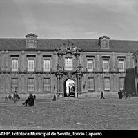Palacio Arzobispal en la plaza Virgen de los Reyes. A la derecha, las viviendas de la calle Mateos Gago avanzan sobre la plaza, tapando la entrada de la calle Don Remondo, actualmente alineada. 1894. ©ICAS-SAHP, Fototeca Municipal de Sevilla, fondo Caparró