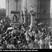 Procesión de la Virgen de los Reyes. La Virgen, en su palio de cajón, saliendo de la Puerta de Palos de la Catedral. 15 de agosto de 1919. ©ICAS-SAHP, Fototeca Municipal de Sevilla, fondo Serrano