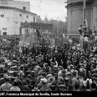 Palio de la Virgen de la Esperanza de la Hermandad de la Macarena saliendo de la Catedral en la Plaza Virgen de los Reyes. La cofradía había efectuado su salida la mañana del Viernes Santo a causa de la lluvia de la madrugada. 6 de abril de 1928. ©ICAS-SAHP, Fototeca Municipal de Sevilla, fondo Serrano