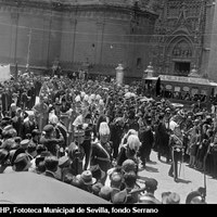 Comitiva que regresa al Palacio Arzobispal tras el acto de apertura del Congreso Mariano Hispanoamericano celebrado en la Catedral. A la izquierda, se observa la lona que cubre el lugar donde se está instalando la fuente-farola de José Lafita. 15 de mayo de 1929. ©ICAS-SAHP, Fototeca Municipal de Sevilla, fondo Serrano