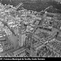 Vista aérea del entorno de la Catedral y la Giralda, el Real Alcázar y el barrio de Santa Cruz. En la plaza Virgen de los Reyes ya está construida la fuente farola de José Lafita. La plaza del Triunfo luce el monumento a la Inmaculada. 1929. ©ICAS-SAHP, Fototeca Municipal de Sevilla, fondo Serrano