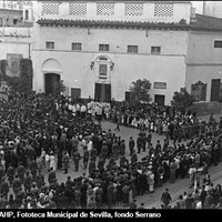 Bendición de un retablo cerámico dedicado a la Virgen de los Reyes en la fachada del convento de la Encarnación. En la plaza una compañía de Falange Española Tradicionalista y de las JONS en formación. 5 de junio de 1937. ©ICAS-SAHP, Fototeca Municipal de Sevilla, fondo Serrano