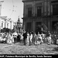 Procesión del Corpus Christi. La Custodia de Arfe entrando en la plaza Virgen de los Reyes. 12 de junio de 1941. ©ICAS-SAHP, Fototeca Municipal de Sevilla, fondo Serrano