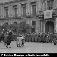 Homenaje al cardenal Pedro Segura con motivo del 25 aniversario de su cardenalato. Rinden honores en la plaza Virgen de los Reyes una escuadra de batidores del Regimiento de Caballería de Sagunto con uniforme de gala y una Compañía de Ingenieros con bandera y música . 18 de diciembre de 1952. ©ICAS-SAHP, Fototeca Municipal de Sevilla, fondo Gelán