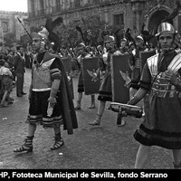 Semana Santa de 1957. Centuria romana de la Hermandad del Santo Entierro en la plaza Virgen de los Reyes. ©ICAS-SAHP, Fototeca Municipal de Sevilla, fondo Serrano