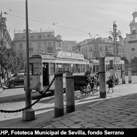 Tranvía con remolque circulando por la plaza Virgen de los Reyes. ca. 1959.  ©ICAS-SAHP, Fototeca Municipal de Sevilla, fondo Serrano