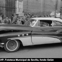 Choque de un automóvil contra una columna de las gradas de la Catedral tras el intento de robo de dicho vehículo. 20 de febrero de 1961. ©ICAS-SAHP, Fototeca Municipal de Sevilla, fondo Gelán